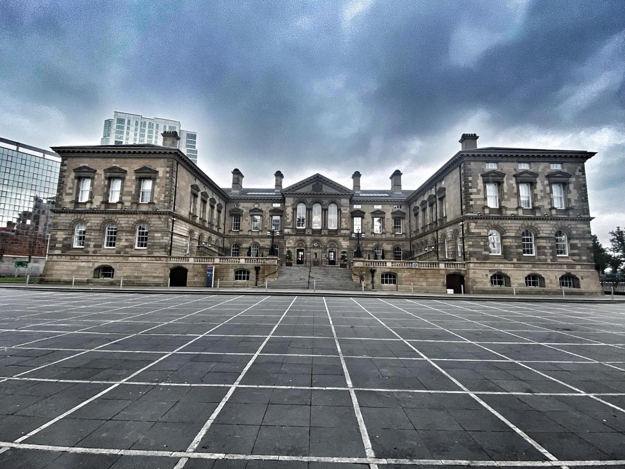 2 Bed City Centre Apt, Free Parking - Albert Clock, Customs House Belfast Buitenkant foto